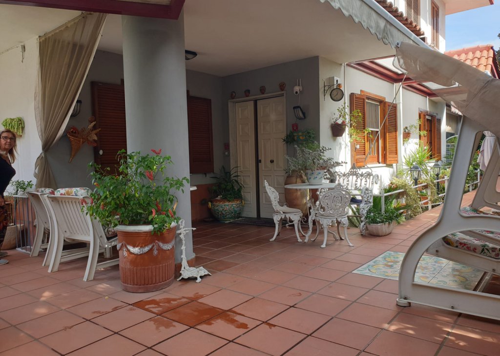 Sale Villas Napoli - TOSCANELLA - Independent villa within a residential park. Large garden, garage and tavern Locality 