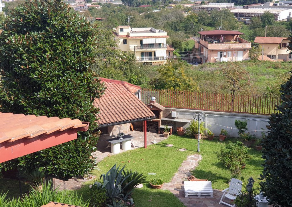 Sale Villas Napoli - TOSCANELLA - Independent villa within a residential park. Large garden, garage and tavern Locality 