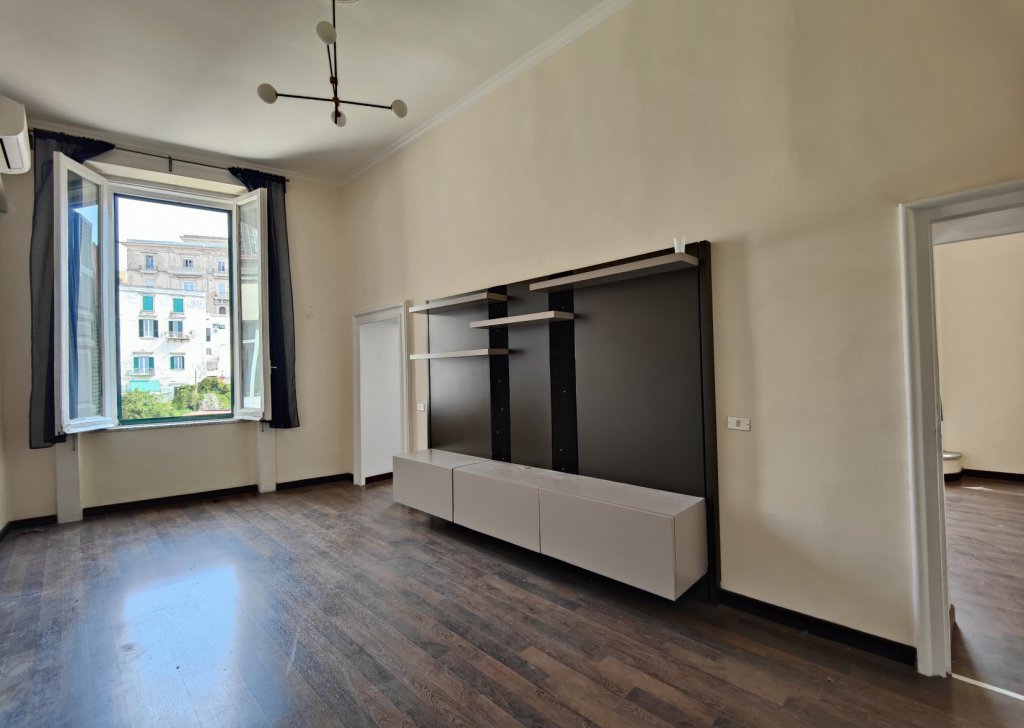 Sale Apartments Napoli - VIA MORELLI (p.zza DEI MARTIRI) - Apartment with 2 rooms and services, high floor Locality 