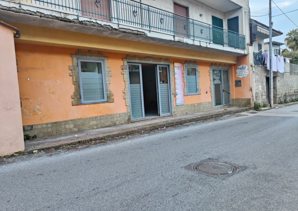 Vendita NEGOZIO Napoli - VIA AGNOLELLA-Locale commerciale con due accessi su strada Località Camaldoli